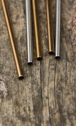 stainless-metallic-straws-wooden-background
